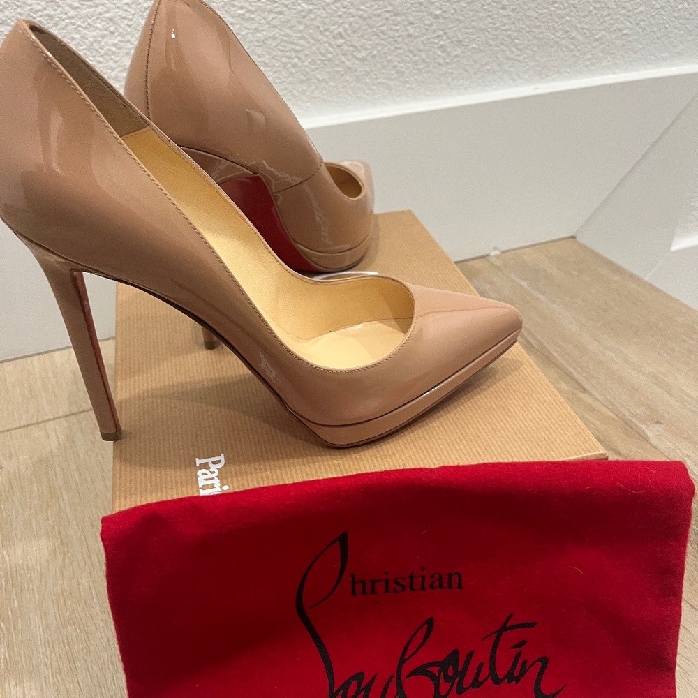 Nwb christian louboutin Plato pigalle 37.5 nude